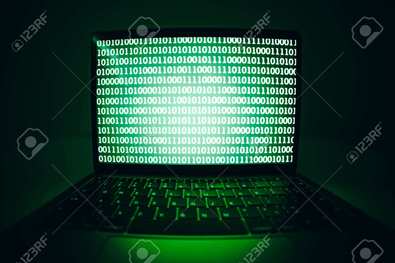 Pantalla con código binario y alerta de seguridad