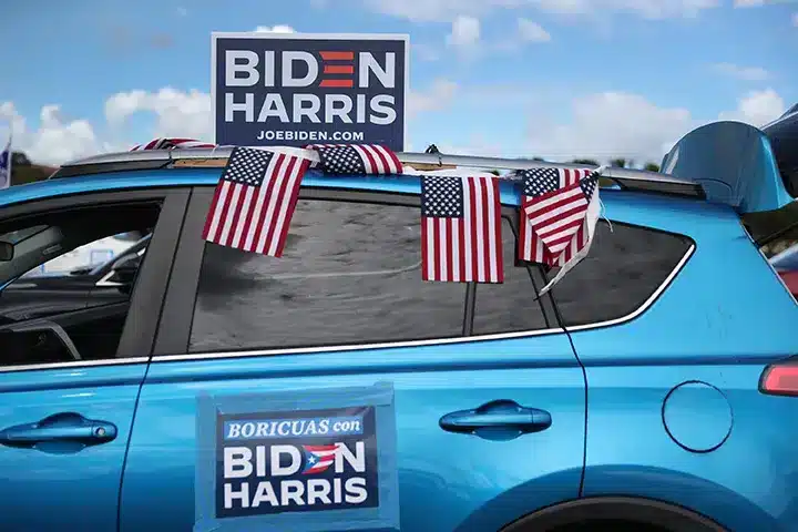 Autom&oacute;vil con propaganda electoral de Biden-Harris