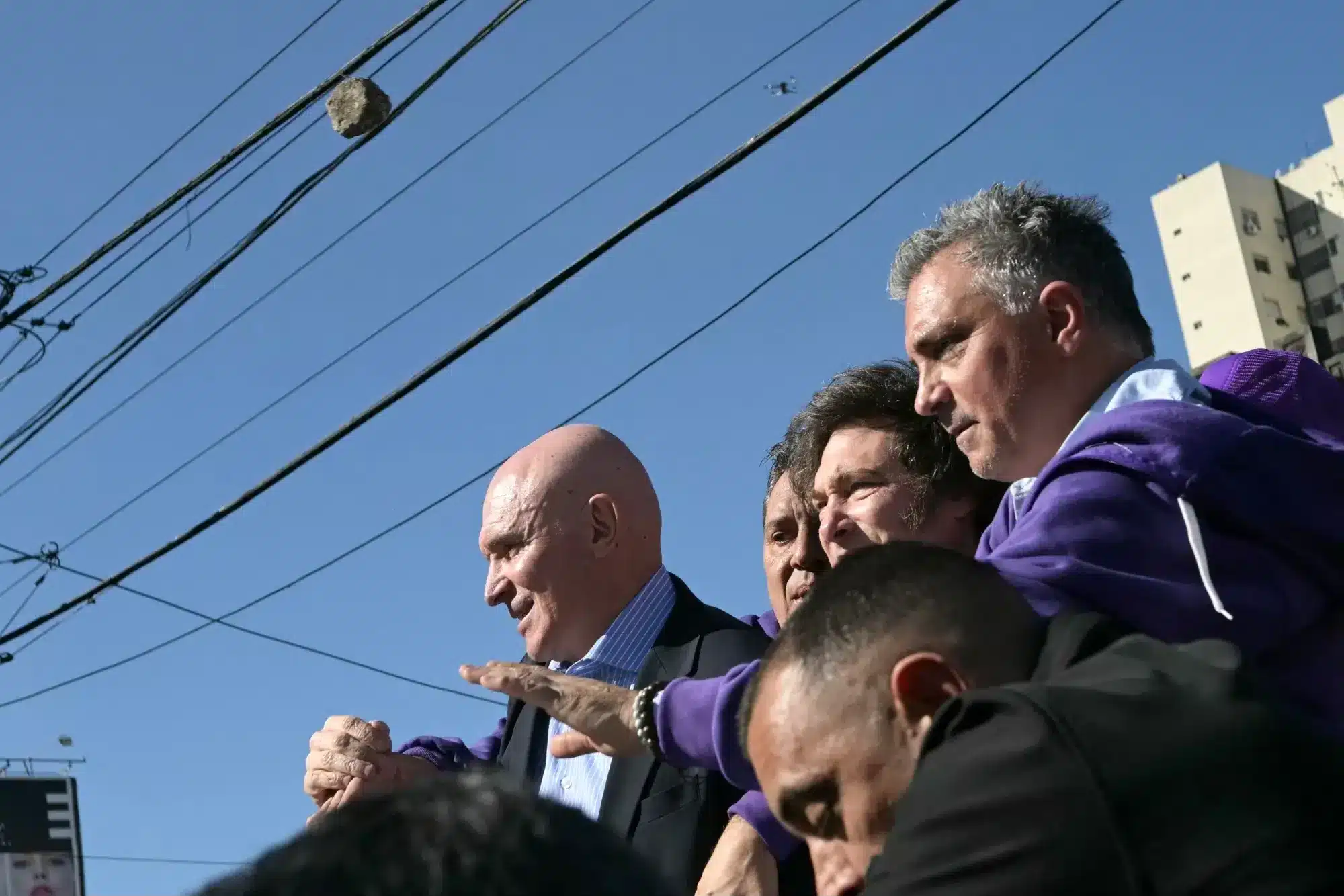 Momento del ataque con piedra a la caravana presidencial