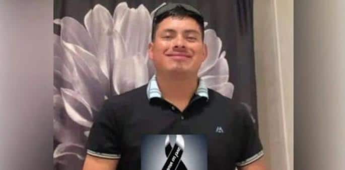 Hombre con gorra y lazo negro, posiblemente simbolizando solidaridad o luto en contexto administrativo