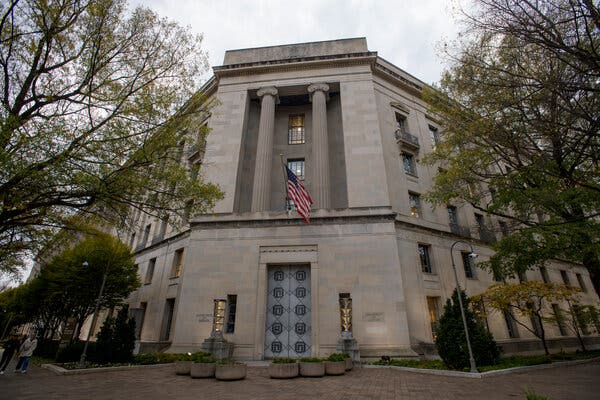 Edificio del Departamento de Justicia de EE.UU. con bandera estadounidense