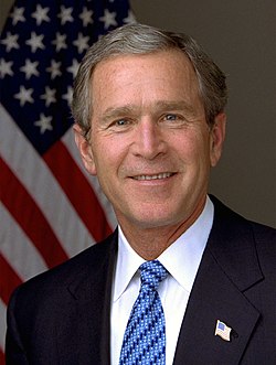 George W. Bush, expresidente de EE. UU., con bandera estadounidense de fondo
