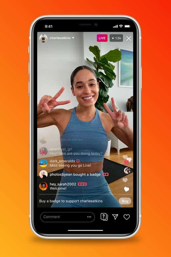Usuaria transmitiendo en Instagram Live con indicadores de audiencia