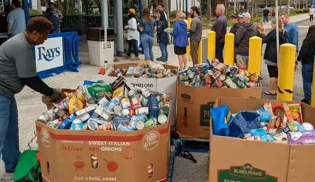 Distribuci&oacute;n de alimentos en comunidad necesitada