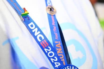 Mercanc&iacute;a oficial del DNC con pin LGBTQ+