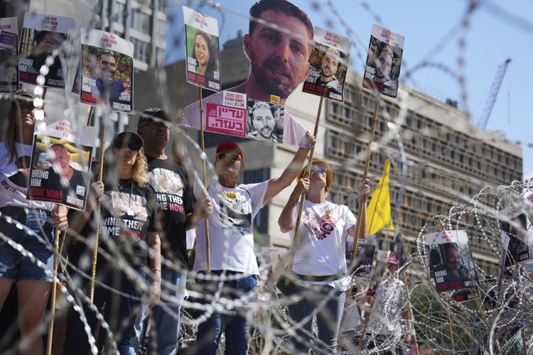 Manifestación con pancartas en zona urbana de Gaza
