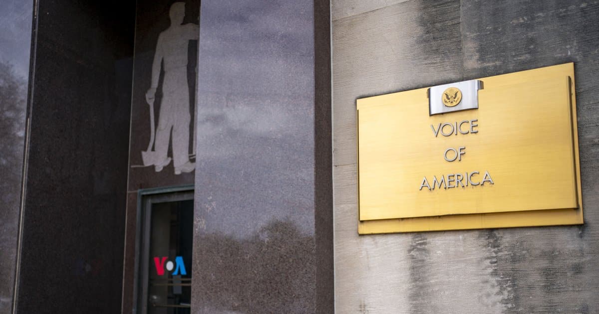 Entrada del edificio de VOA con letrero destacado