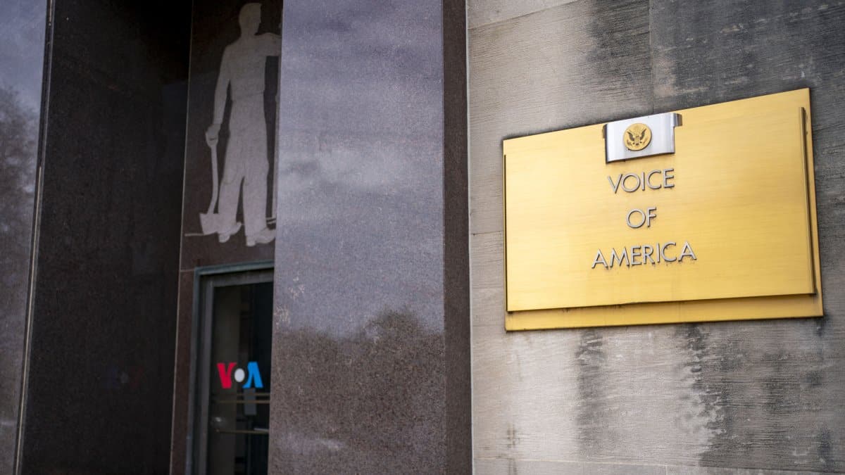 Letrero de la sede de VOA con logo en colores rojo y azul