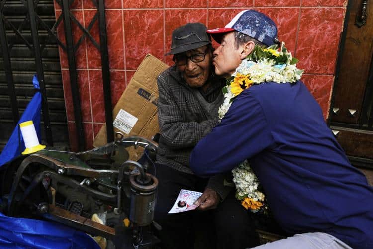 Interacci&oacute;n cercana entre candidato y simpatizante
