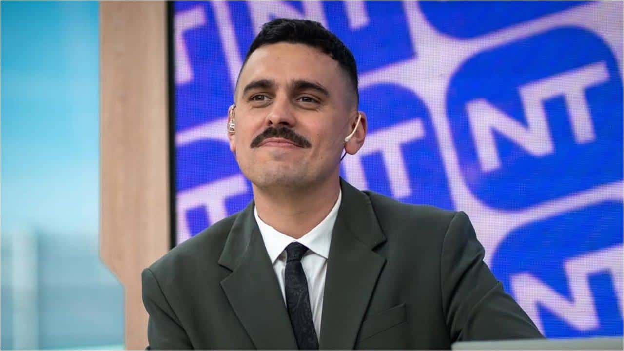 Manu Jove analizando en estudio televisivo