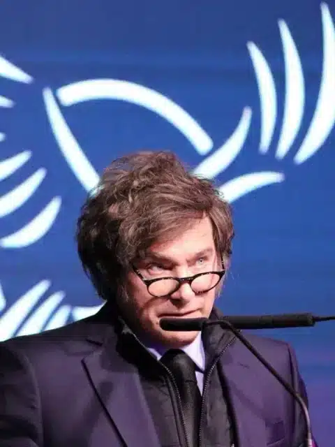 Javier Milei en podio con micr&oacute;fono