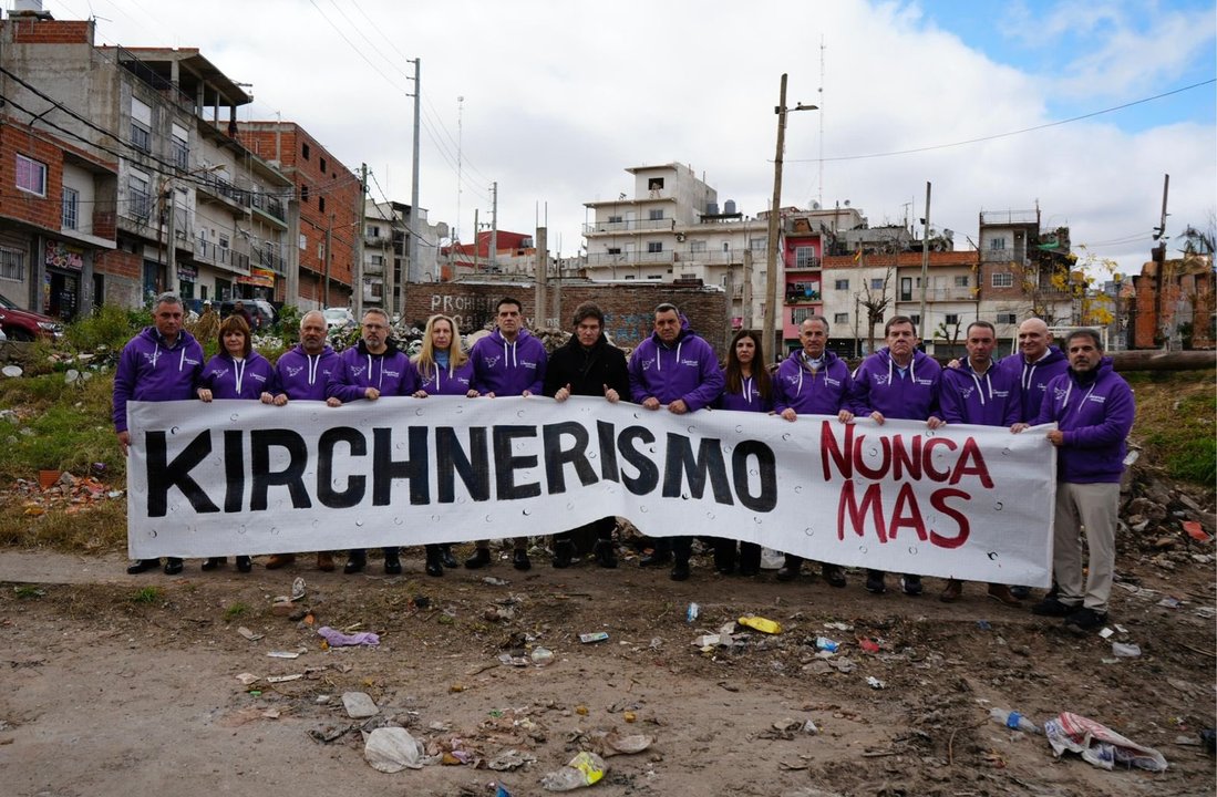 Grupo con cartel KIRCHNERISMO NUNCA M&Aacute;S en acto pol&iacute;tico