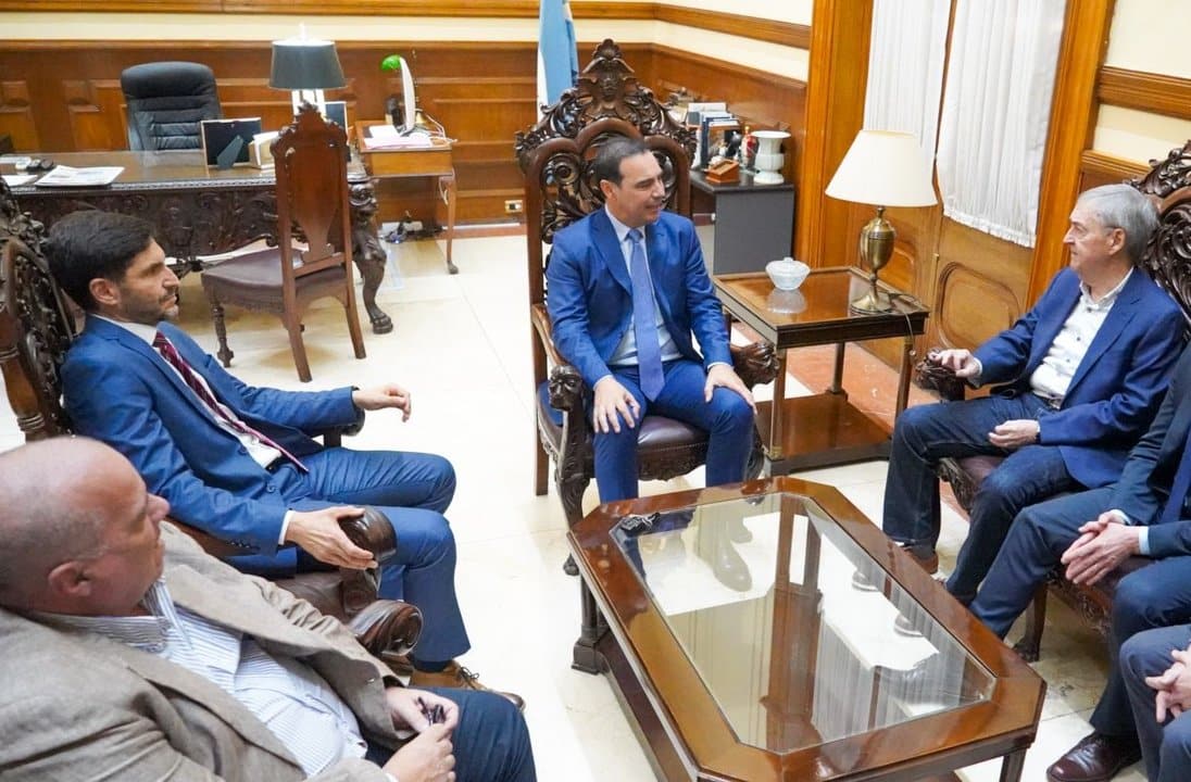Reunión de líderes políticos en ambiente gubernamental
