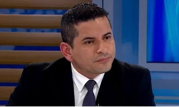 Elio Riera con expresi&oacute;n seria