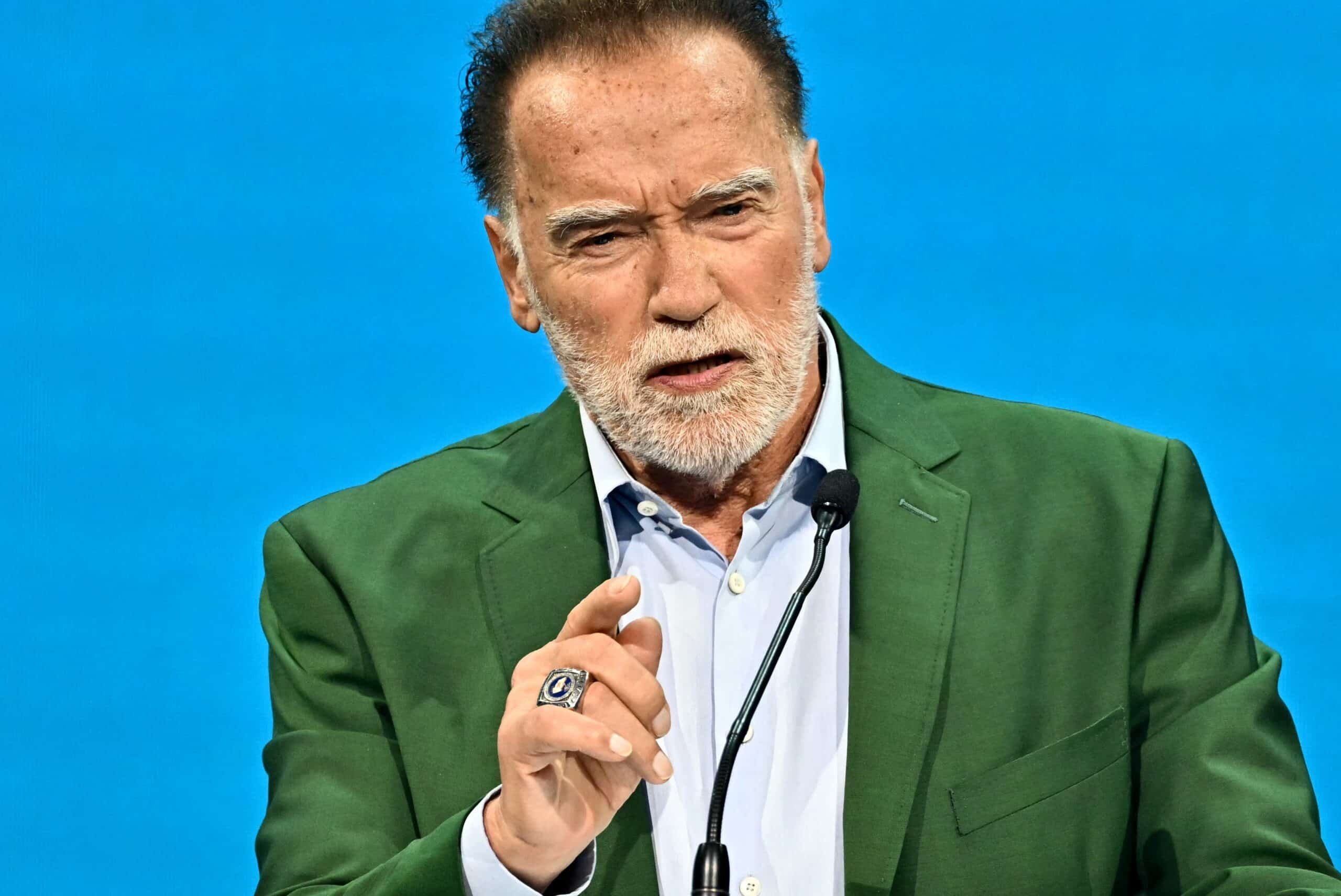 Arnold Schwarzenegger dando discurso pol&iacute;tico