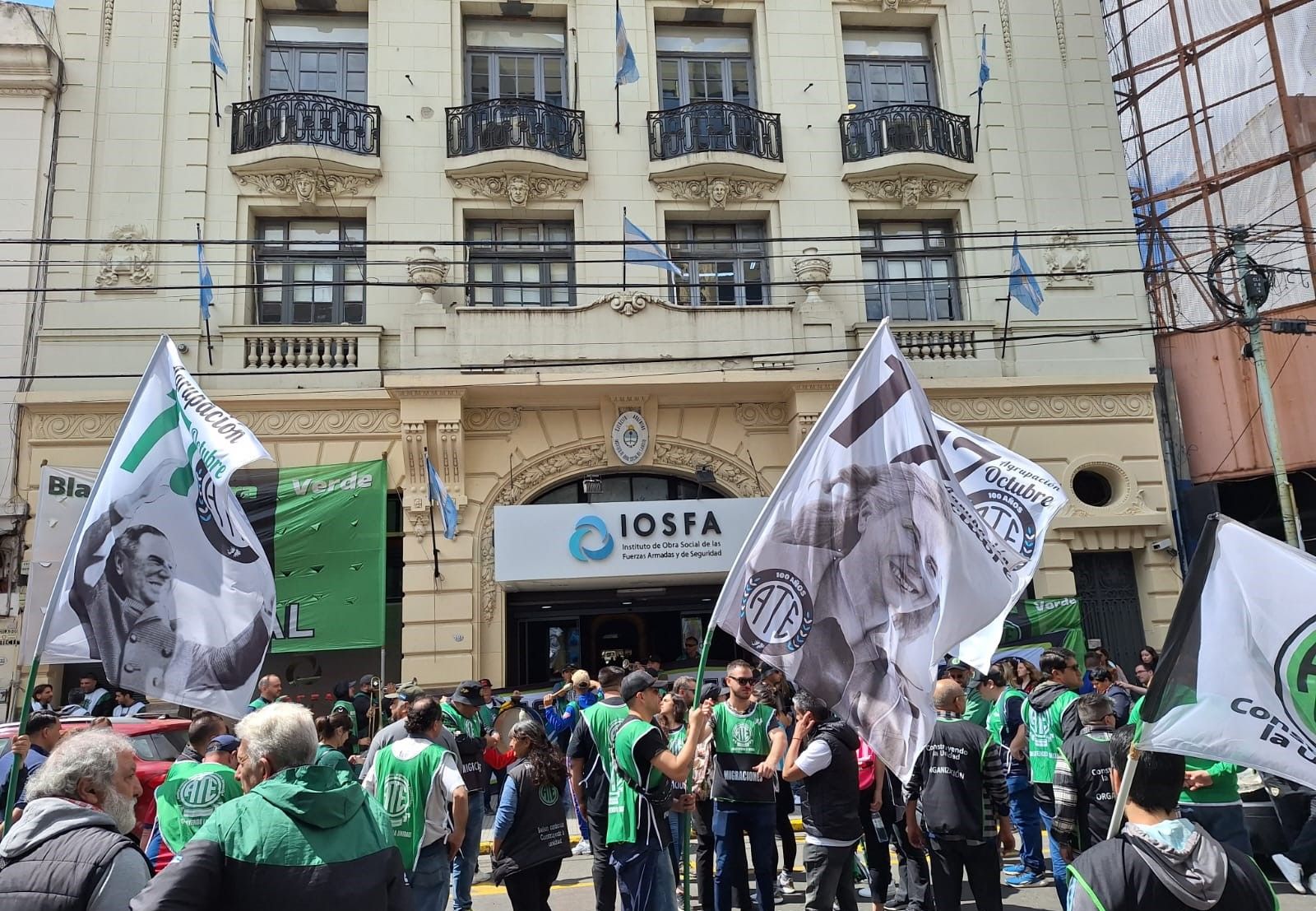 Protesta frente a IOSFA con banderas de ATE