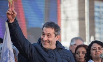 Hombre sonriendo en acto pol&iacute;tico