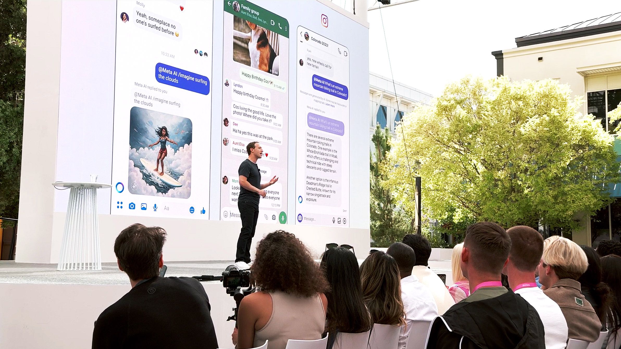 Presentación tecnológica en escenario principal