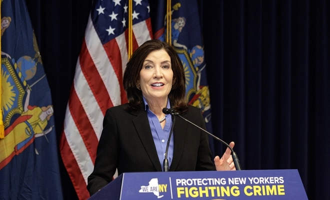 Kathy Hochul hablando sobre lucha contra el crimen