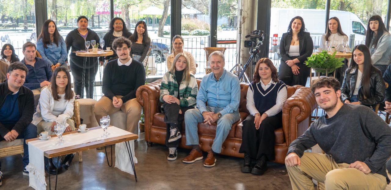 Juan Schiaretti en reunión con jóvenes en Córdoba