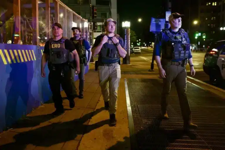 Agentes de seguridad patrullando calles de Washington D.C.