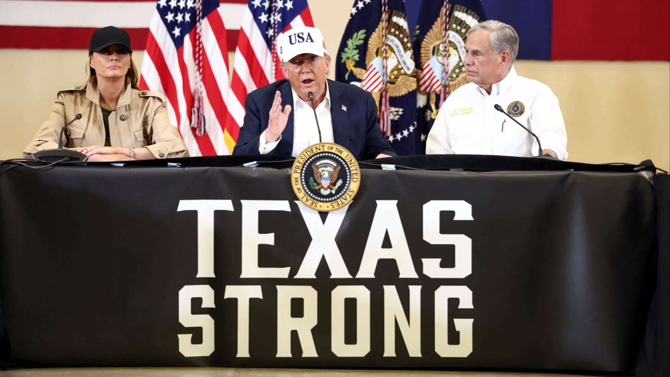 Legisladores en mesa con fondo TEXAS STRONG