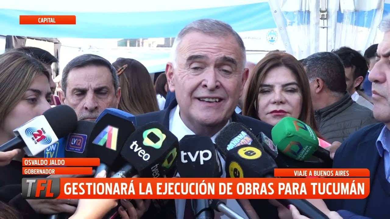 Gobernador Osvaldo Jaldo hablando con periodistas sobre obras públicas en Tucumán