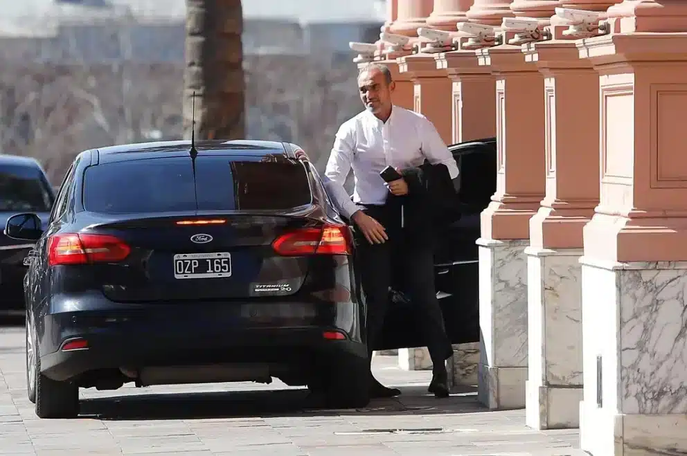 Funcionario en entorno gubernamental