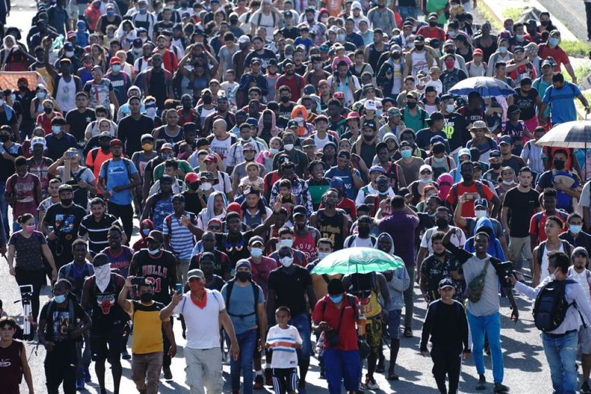 Multitud en movimiento migratorio