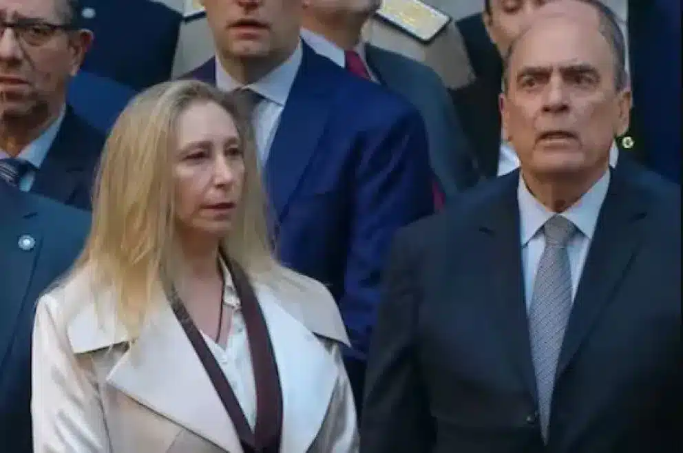 Ambiente formal en el Congreso con figuras pol&iacute;ticas