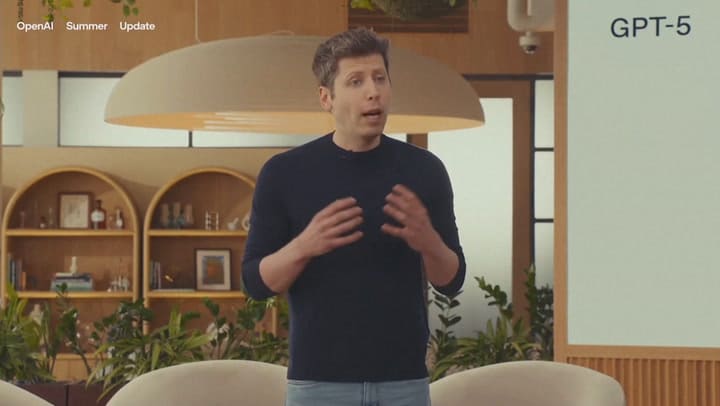 Presentador junto a gr&aacute;ficos de GPT-5 en entorno moderno