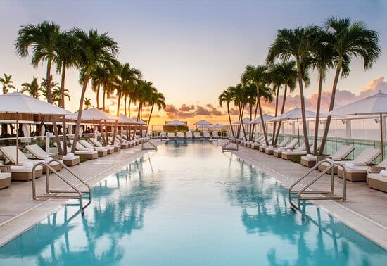 Vista de piscina y atardecer en Miami Beach