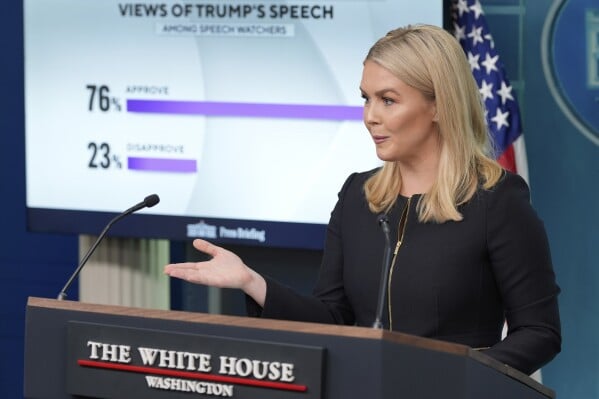 Conferencia de prensa en la Casa Blanca con gr&aacute;fica de aprobaci&oacute;n