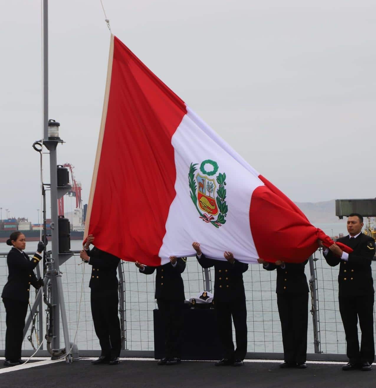 Patrullas peruanas izando bandera nacional en respuesta simbólica