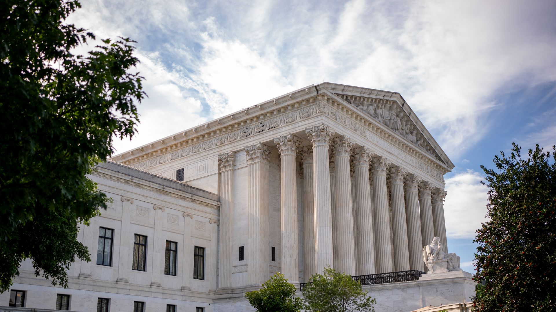 Vista frontal de la Corte Suprema con cielo despejado