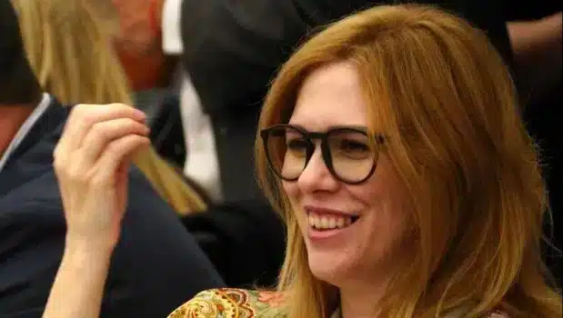 Lilia Lemoine sonriendo con gafas en un entorno social