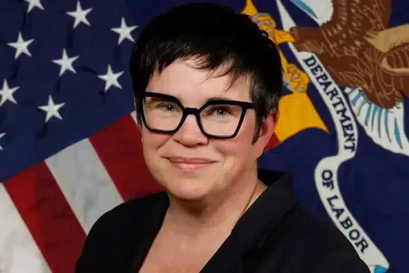 Otra vista de la mujer sonriente en entorno laboral