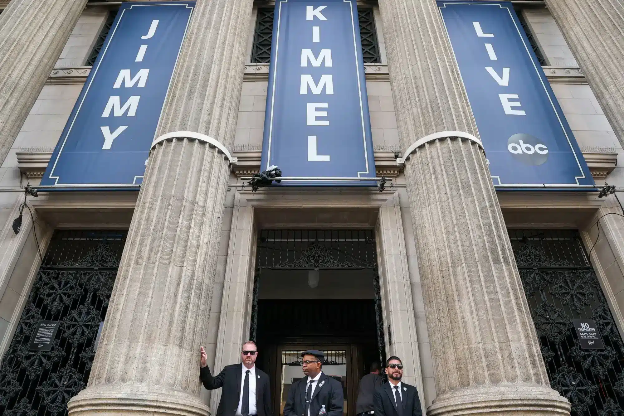 Entrada del edificio con pancartas de Jimmy Kimmel Live