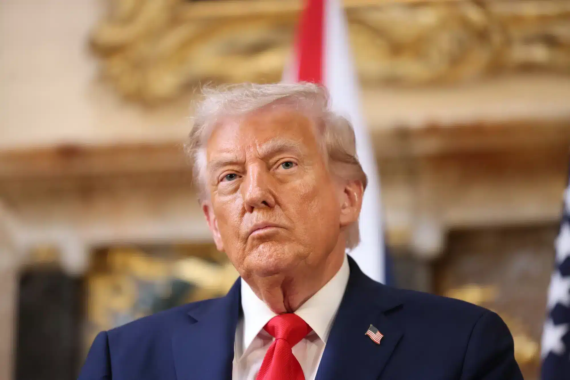 Donald Trump en evento oficial con banderas estadounidenses