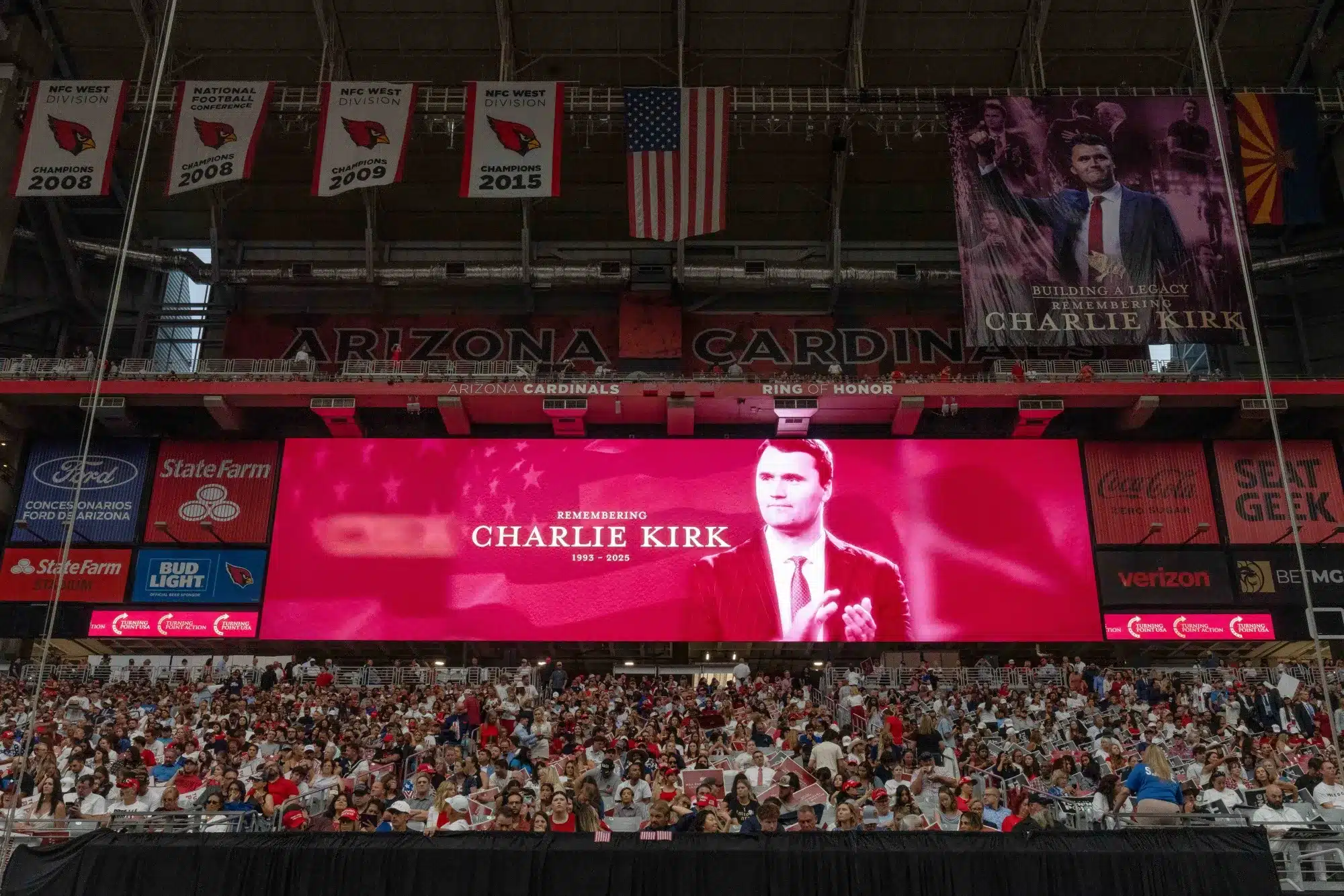Evento en estadio con homenaje a Charlie Kirk