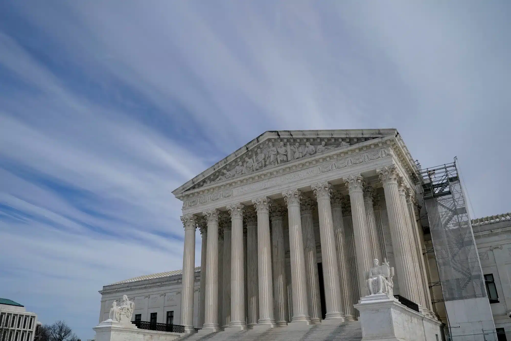 Corte Suprema con andamios por mantenimiento