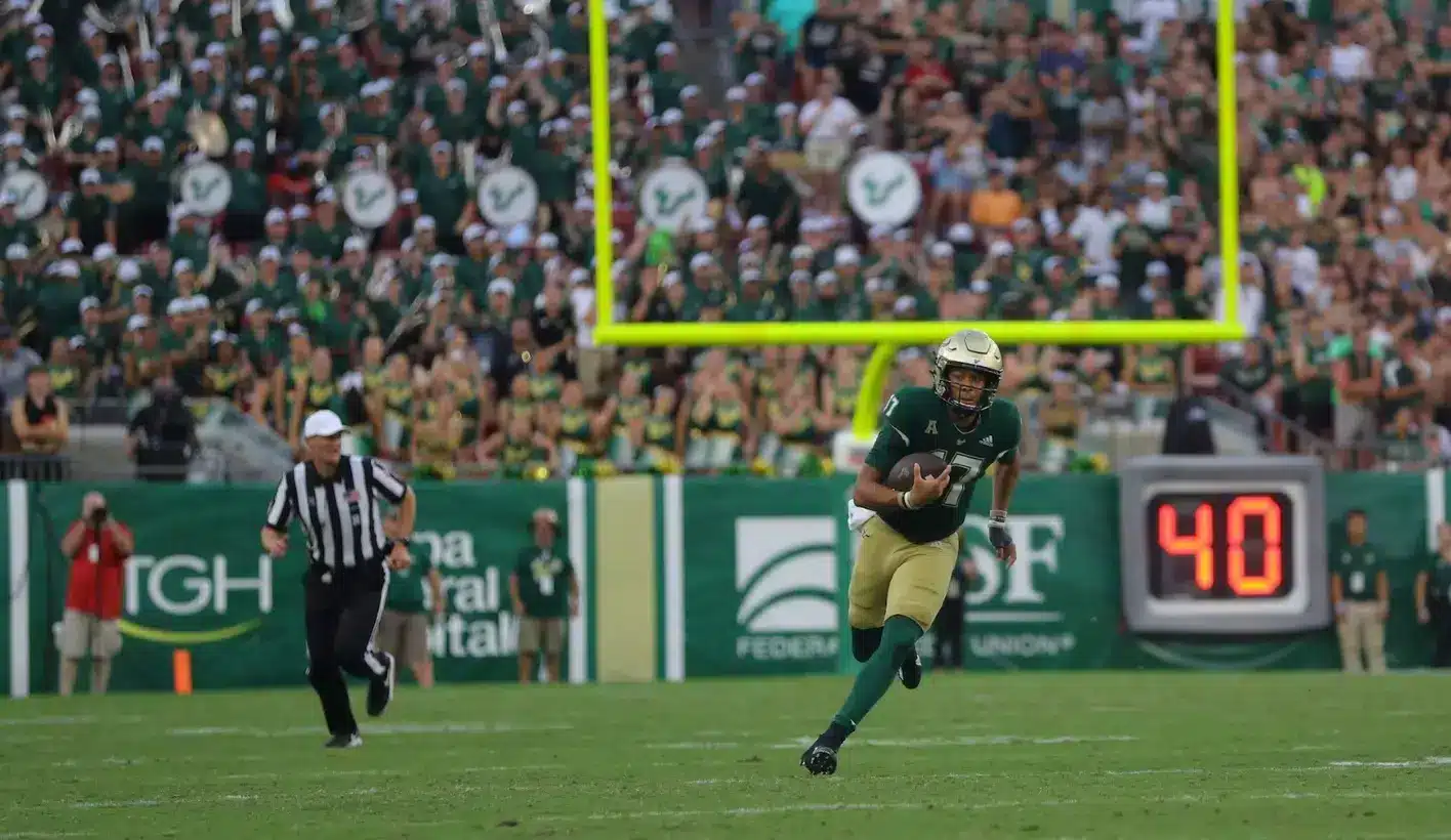 Jugador de USF Bulls corriendo con el bal&oacute;n