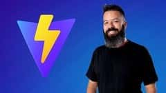 Hombre sonriente frente a fondo tecnológico morado y azul