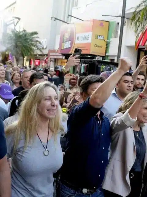 Multitud en evento festivo grabando con tel&eacute;fonos