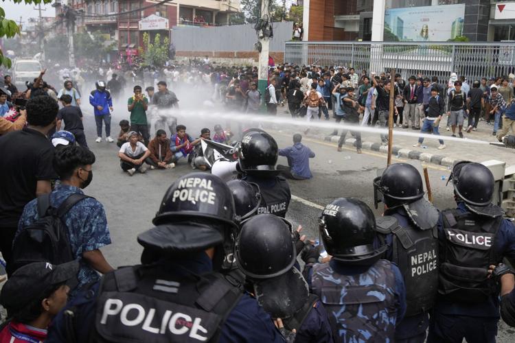 Enfrentamiento entre polic&iacute;a y manifestantes en Nepal
