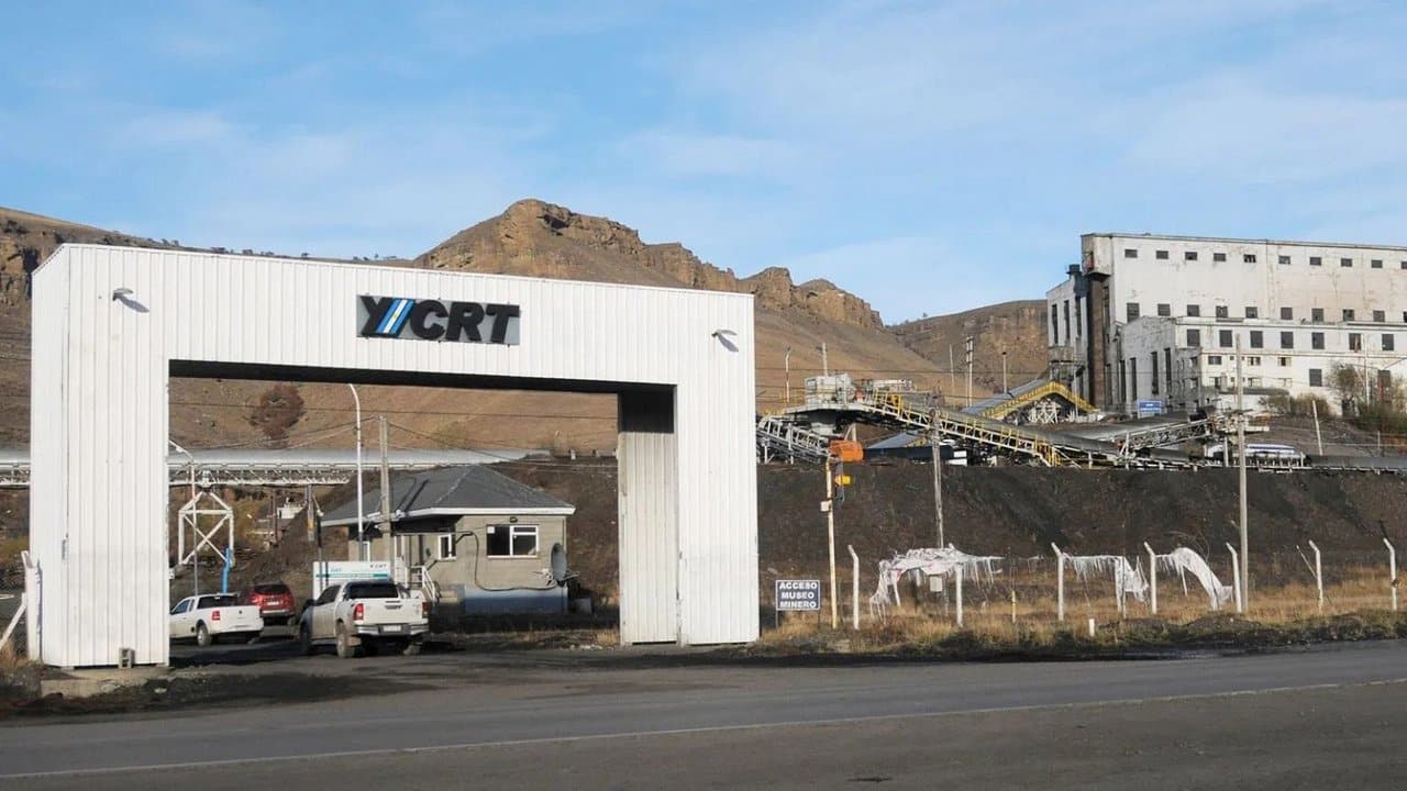 Entrada principal del Yacimiento Carbonífero Río Turbio (YCRT)