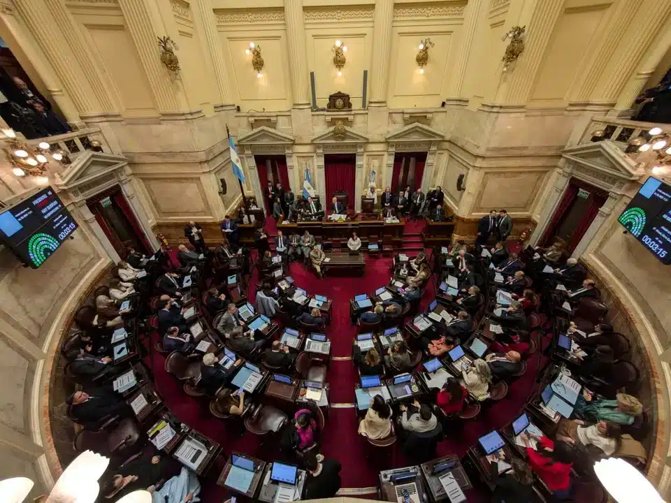 Sesi&oacute;n del Senado argentino con senadores en debate