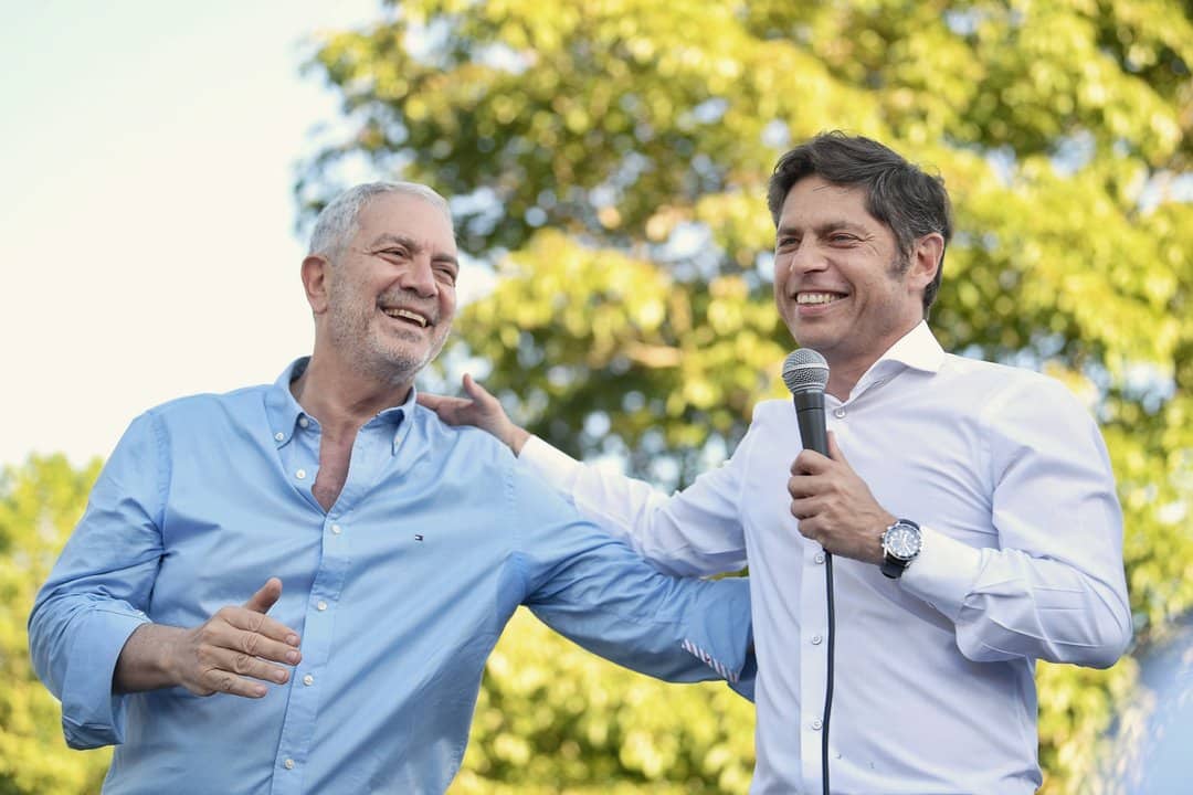 Camaradería en evento de campaña con micrófono