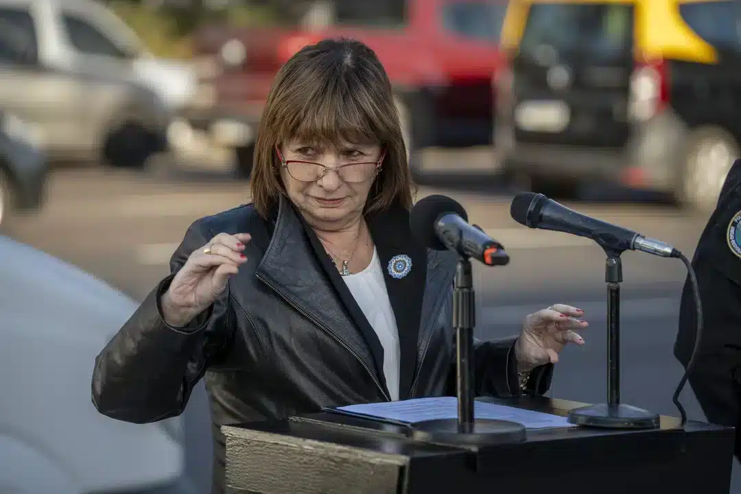 Patricia Bullrich hablando en atril con micrófonos
