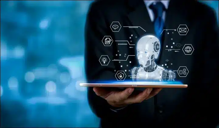 Persona interactuando con agente de IA mediante tableta y holograma